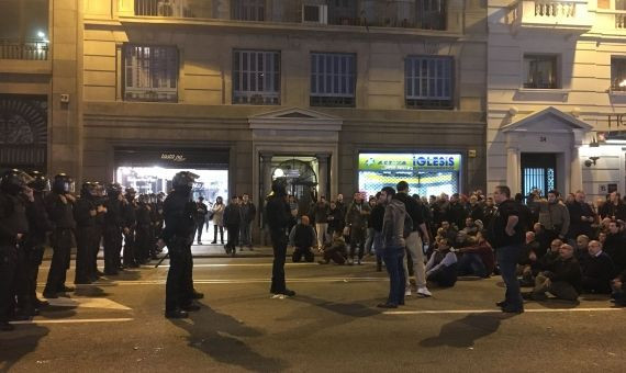Los taxistas frente al cordón policial en Via Laietana / P.B.