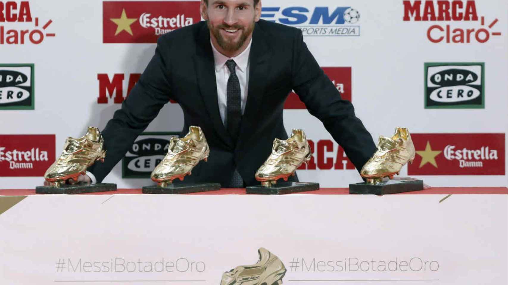Leo Messi posa con sus cuatro Botas de Oro / EFE