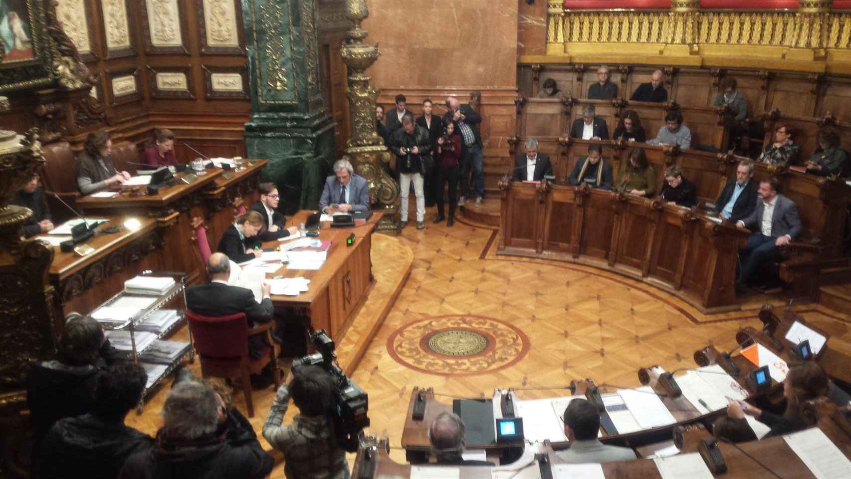 Una imagen del plenario municipal en el que se ha escenificado el divorcio entre Colau y Collboni / EUROPA PRESS
