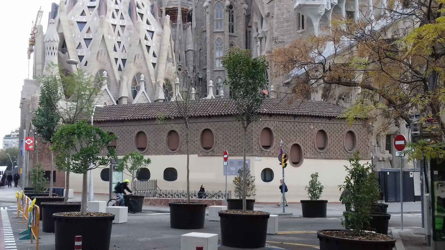Instalación de macetas antiterroristas en la Sagrada Familia / JORDI SUBIRANA