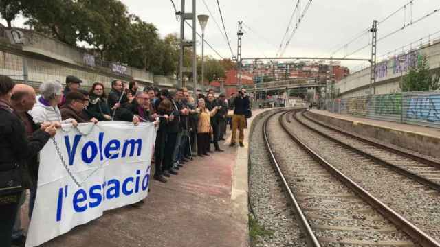 Protesta vecinal en los andenes el pasado mes de noviembre para pedir la nueva estación de Cercanías de Sant Andreu Comtal