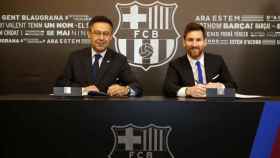 Messi rubrica junto a Bartomeu el contrato de renovación que lo vincula al Barça cuatro temporadas más : FCB