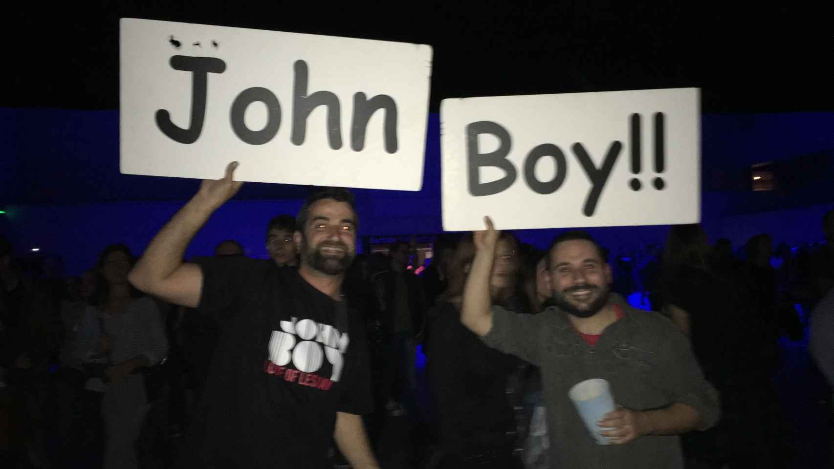 Fans de John Boy en el concierto de Love of Lesbian / P.B.