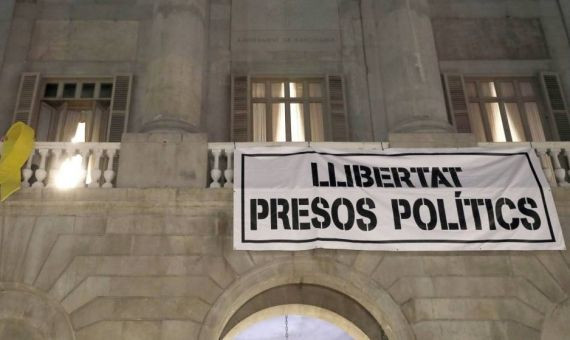 Pancarta a favor de los politicos presos antes de que fuera retirada por mandato de la junta electoral / EFE