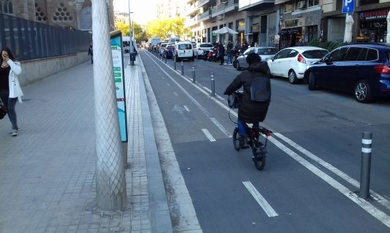 Carril bici de la calle de Pronveça, a la altura de la Sagrada Família