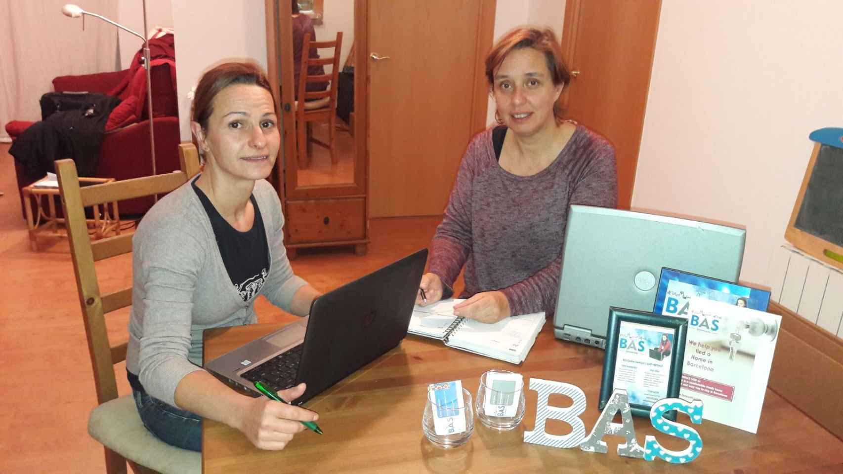 Sònia Serret (izquierda) y Judith Seubas (derecha) en la sede virtual de su plataforma de alojamientos para estudiantes y profesores
