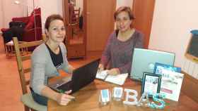 Sònia Serret (izquierda) y Judith Seubas (derecha) en la sede virtual de su plataforma de alojamientos para estudiantes y profesores