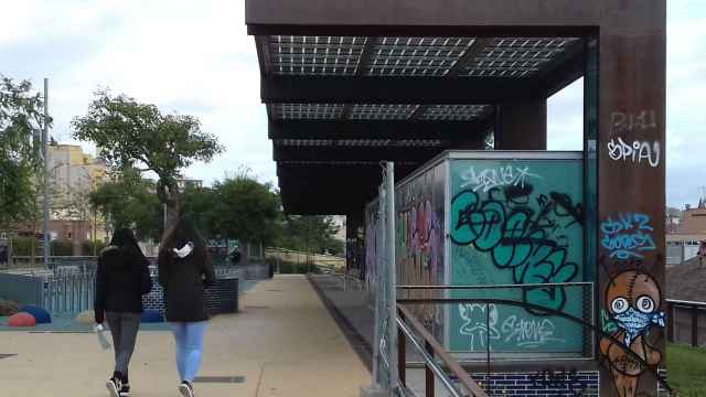 Grafitis en uno de los tramos de los Jardins de la Rambla de Sants / J S