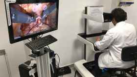Un doctor practica con realidad virtual en la Fundació Puigvert / PABLO ALEGRE