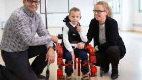 El primer exoesqueleto infantil del mundo se pone a prueba en el Hospital Sant Joan de Déu