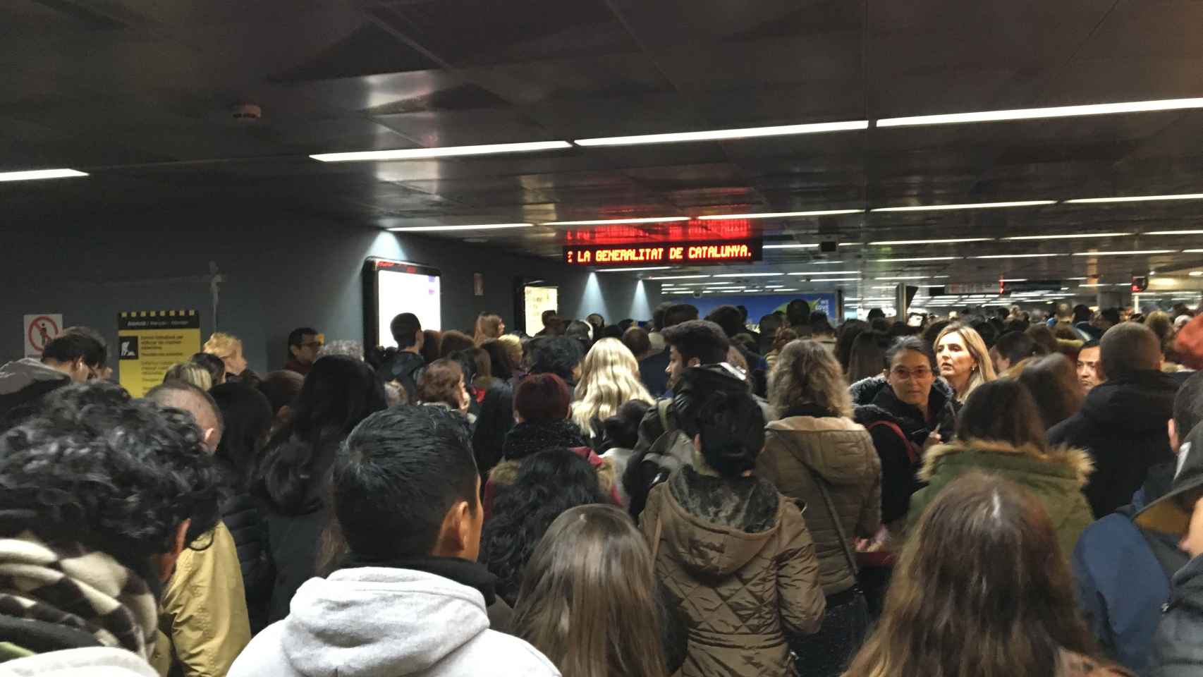 Usuarios de los FGC esperando a poder entrar en la estación de Provença / P. A.