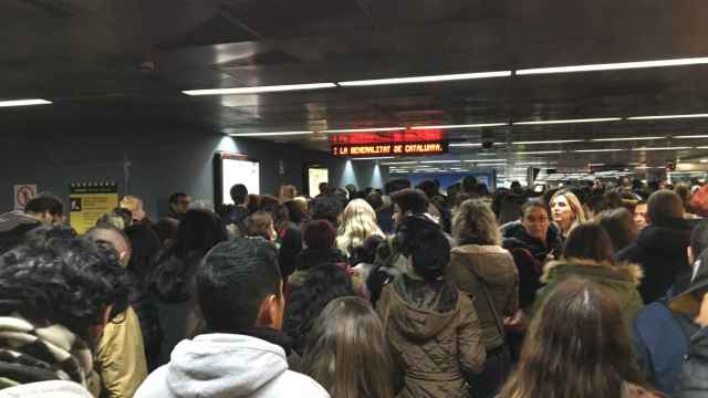 Usuarios de los FGC esperando a poder entrar en la estación de Provença / P. A.