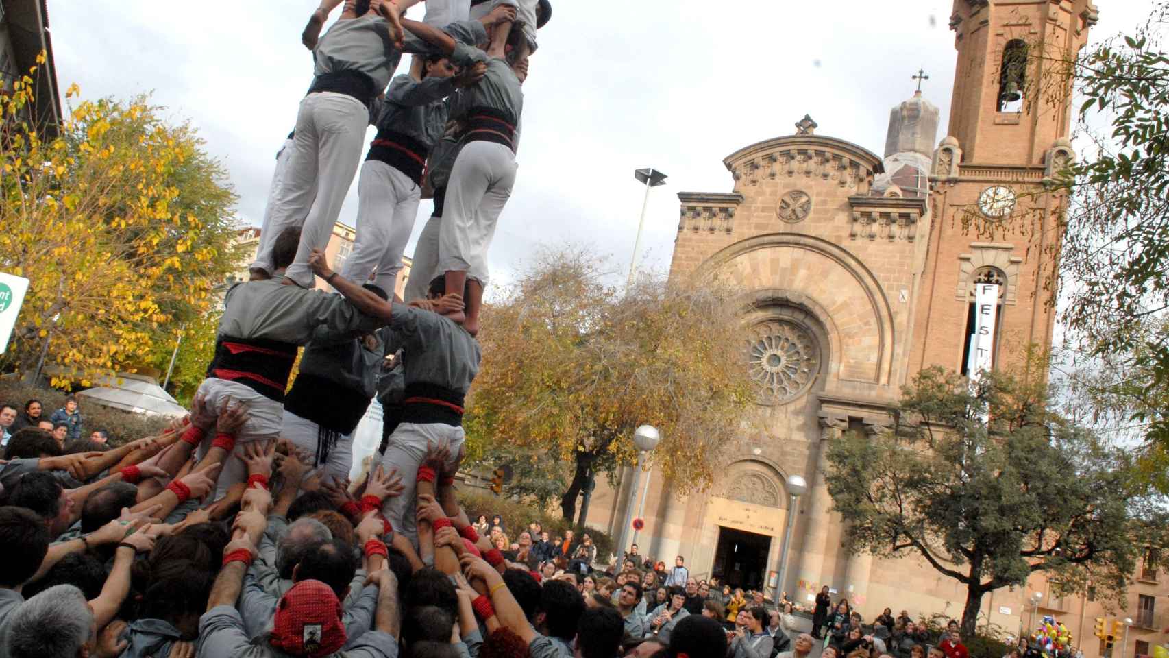 Castellers en la plaza Orfila / COMISSIÓ DE FESTES DE SANT ANDREU