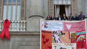 Tapiz en memoria de las victimas del sida desplegado el año pasado en el Ayuntamiento de Barcelona