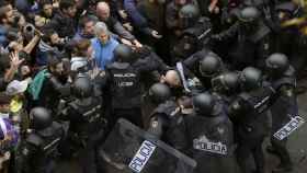 Cargas policiales contra participantes en el referéndum del 1-O / EFE