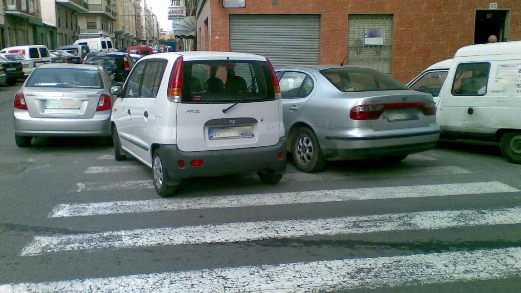 El  61,5% de los barceloneses aparca mal su vehículo, especialmente los más jóvenes