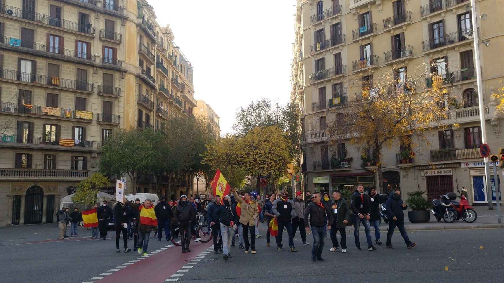 Participantes en la manifestación de 'Por España me atrevo' delante de la sede de la CUP / EUROPA PRESS