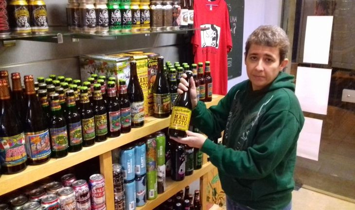 Susana Giner, una de las propietarias de la tienda de cervezas 2D2Despuma junto a María Hernández / J S