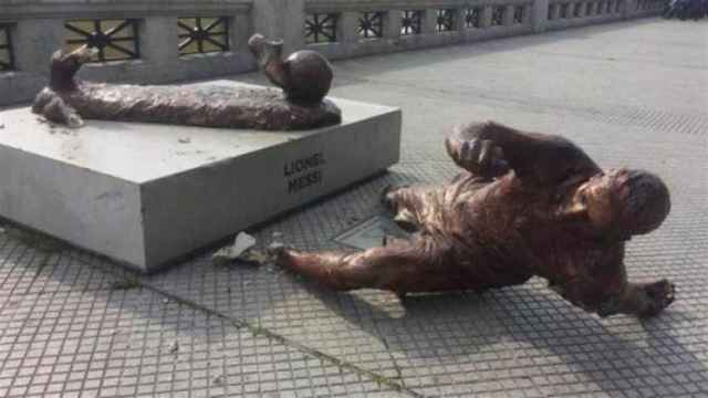 Estatua de Messi con las piernas rotas