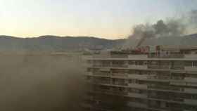 Densa columna de humo en les Corts, a causa del incendio de Numància con Diagonal / DAVID CAMPILLO-TWITTER