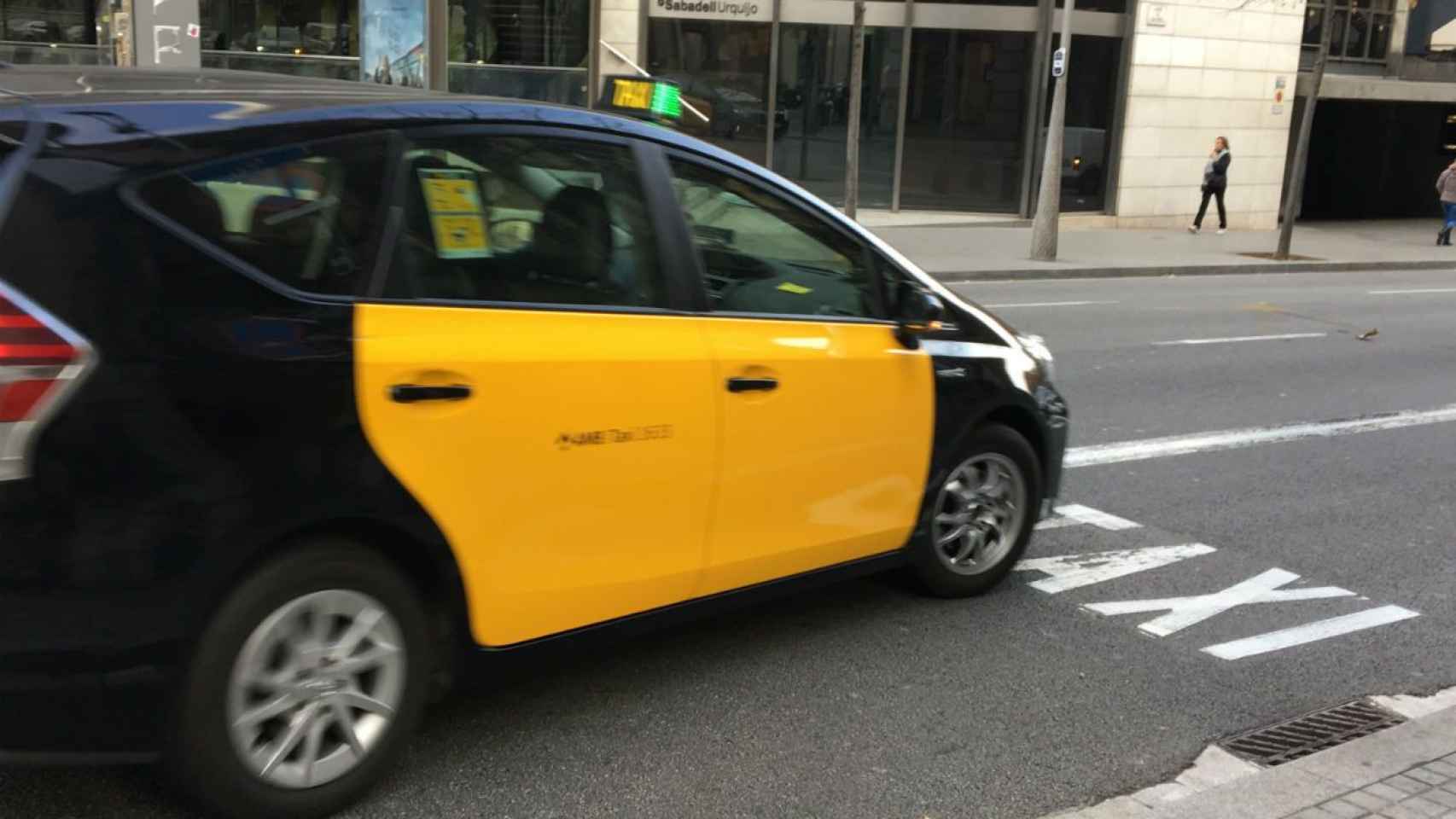 Un taxi libre circulando por una de las principales avenidas de Barcelona  / XAVIER ADELL