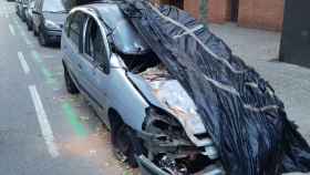 El coche destrozado por la caída de un muro de contención en la antigua sede de Henkel en el Eixample / J S
