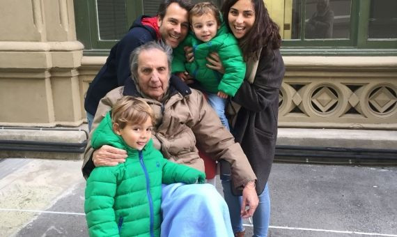 Andrés Astruells, con su familia, en una imagen reciente