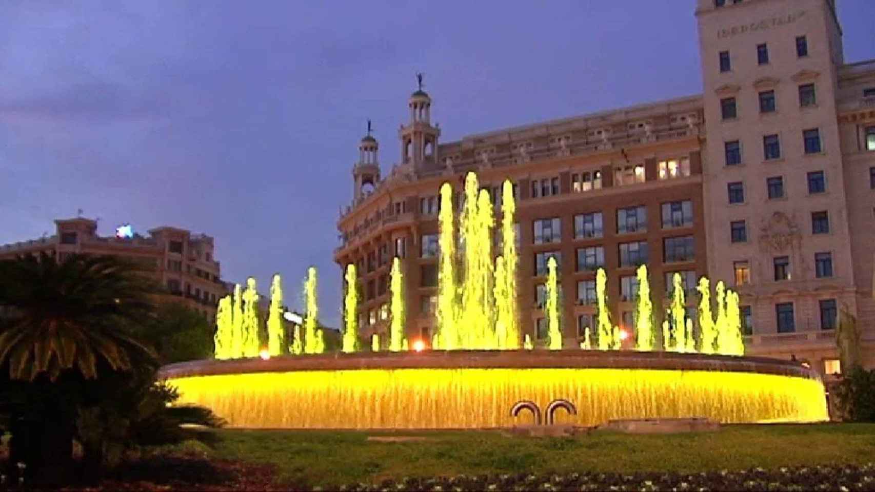 Fuente de la plaza de Catalunya con iluminación amarilla antes de la prohibición / EFE