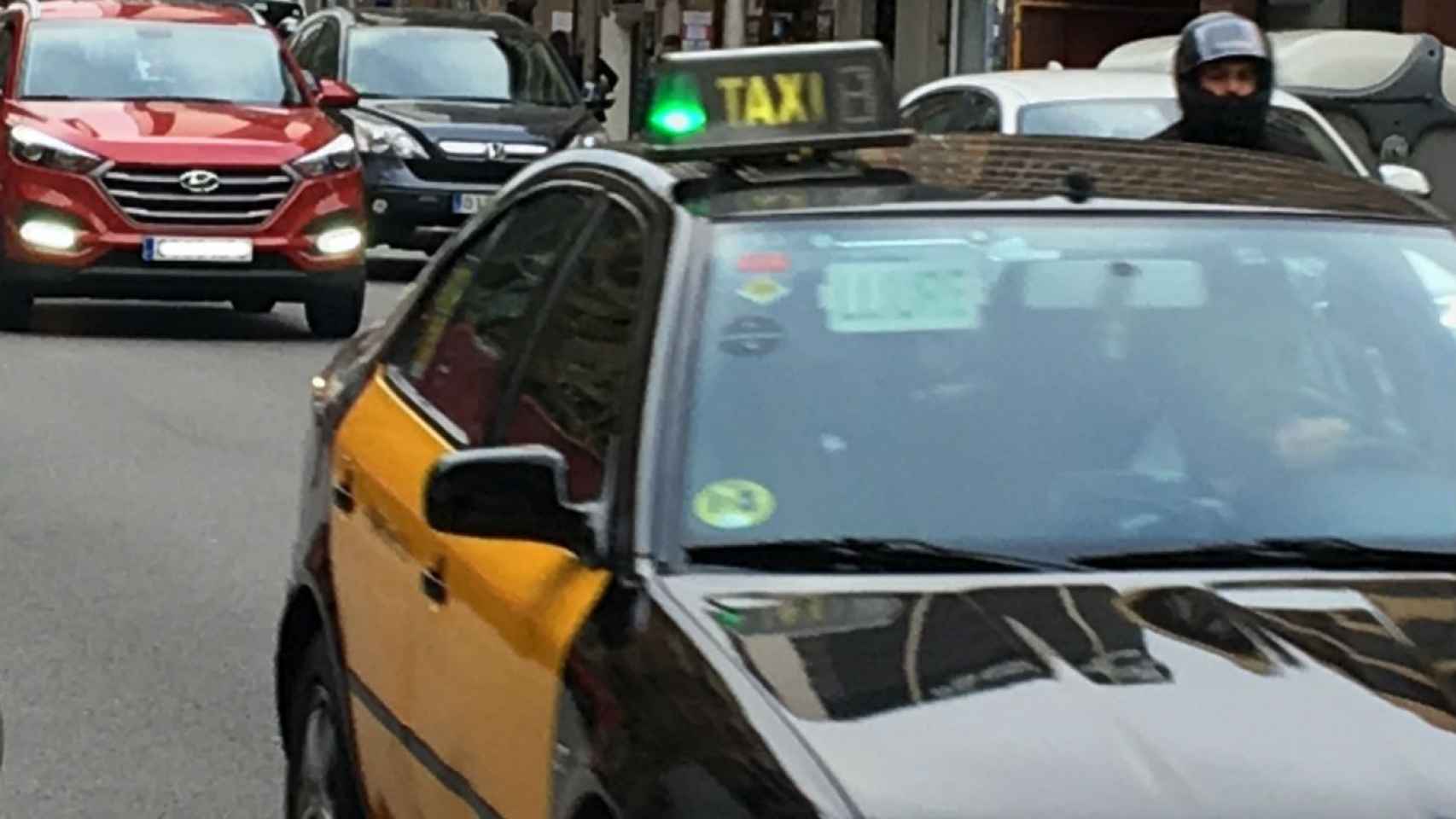 Imagen de un taxi libre de Barcelona circulando por la calle de Balmes  / XAVIER ADELL
