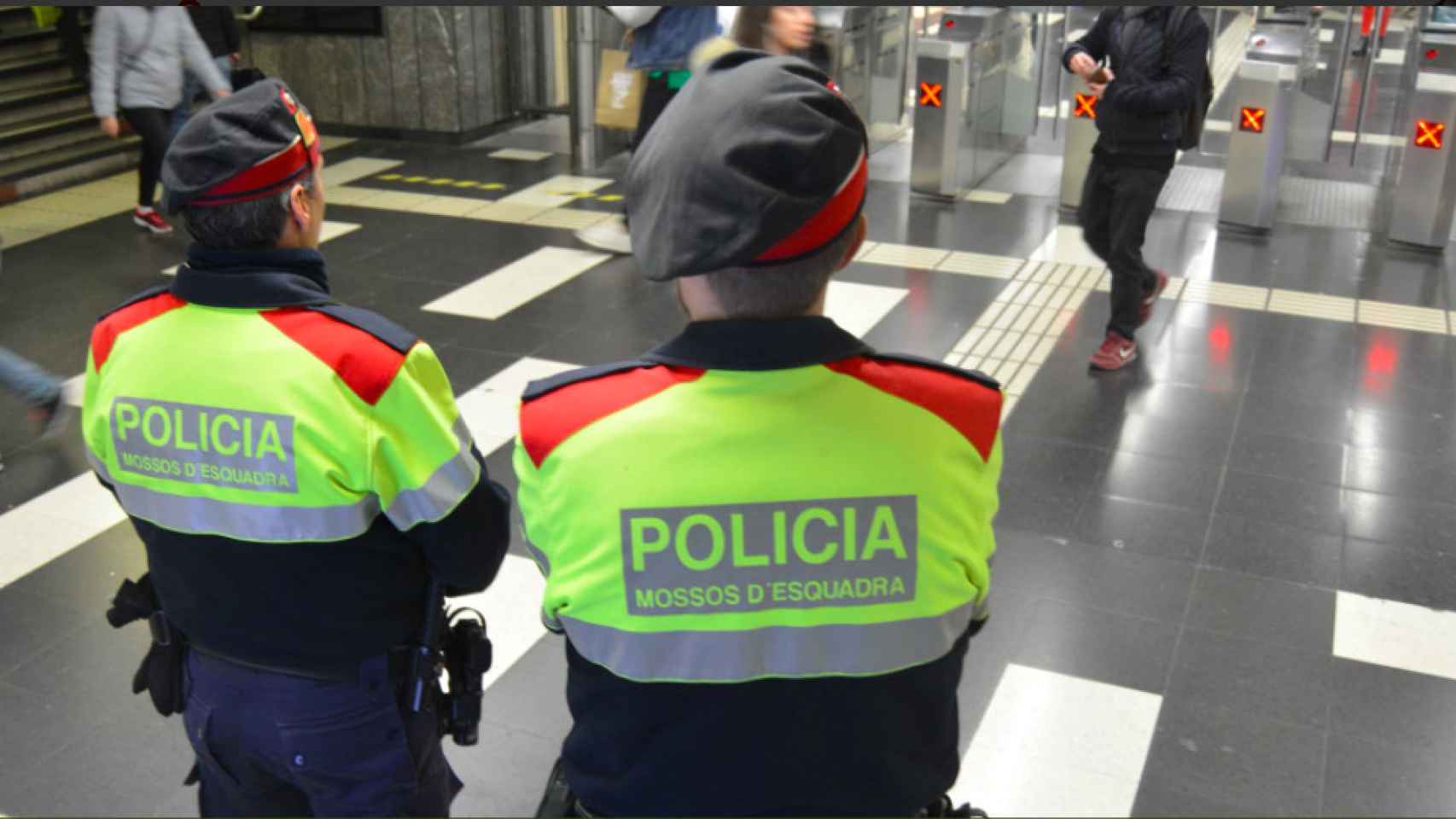 Mossos d'Esquadra en el metro de Barcelona