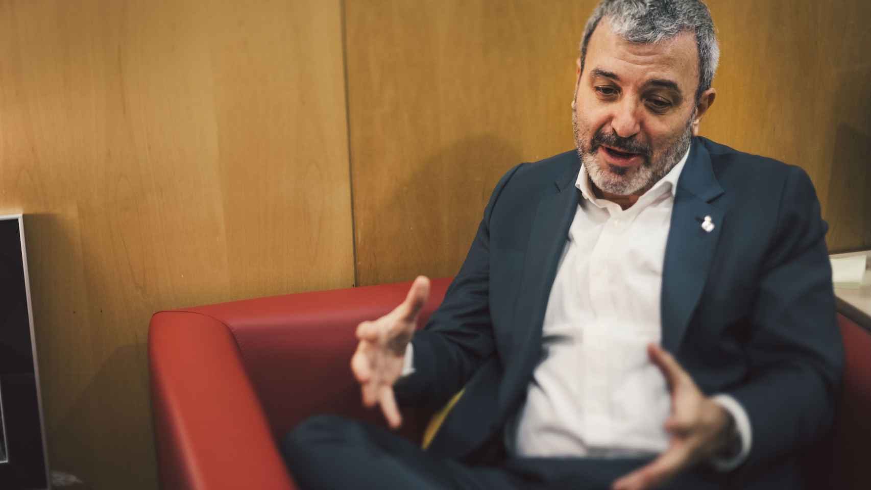 Jaume Collboni en su despacho del Ayuntamiento durante una entrevista