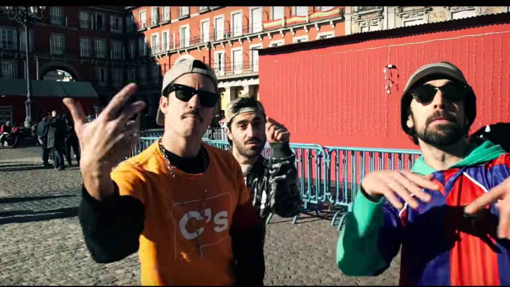 MC Verdad y los Apóstoles de Móstoles rapeando en pleno videoclip  a en favor de Inés Arrimadas