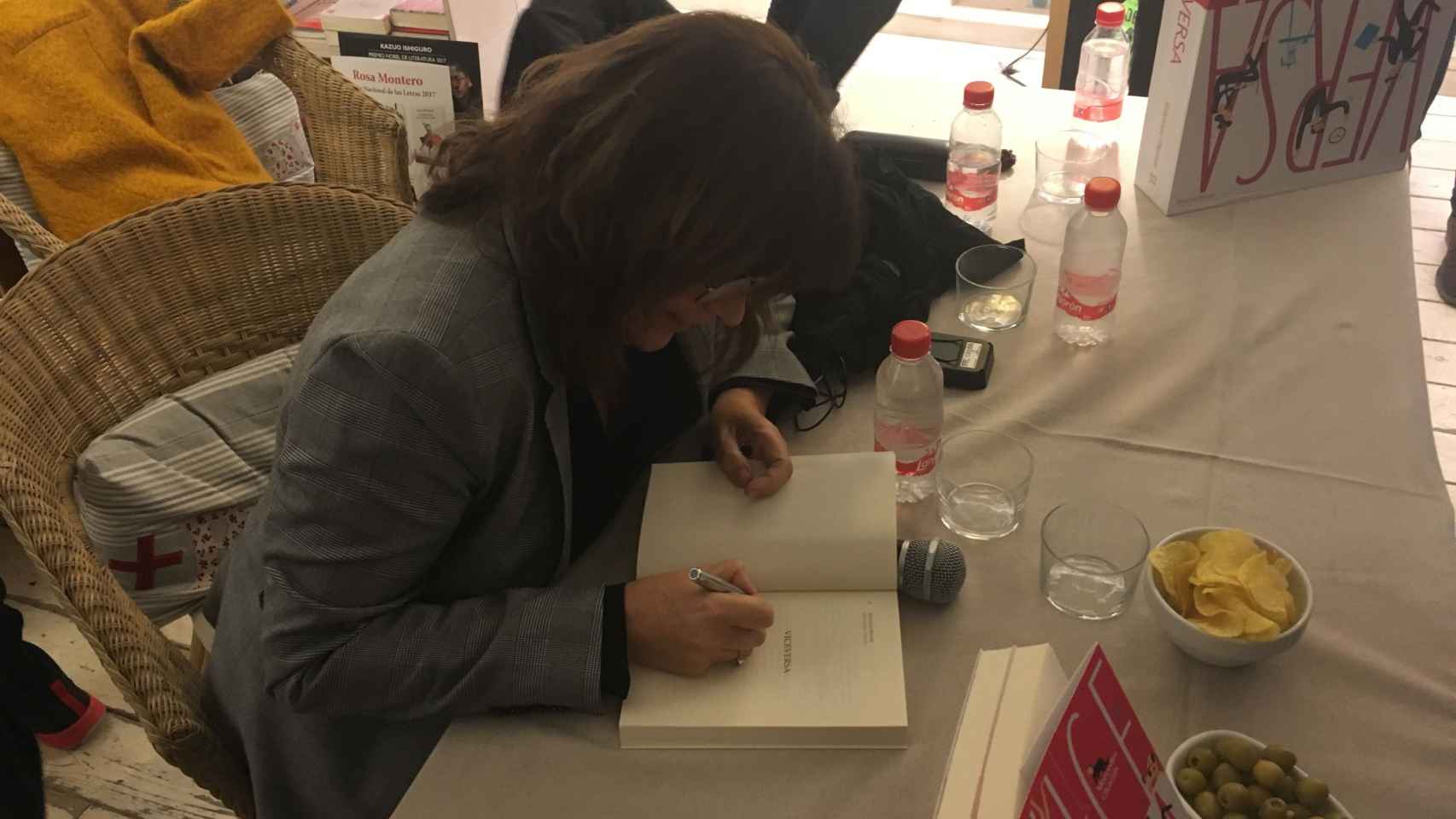 Mercedes Chacón firmando libros después de la presentación de ViceVersa / P.B.