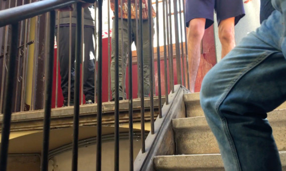 Tenso enfrentamiento entre okupas y vecinos en una escalera del Raval
