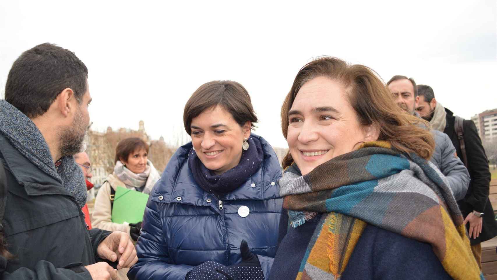 Sara Vilà, de Catalunya en Comú Podem, junto a Ada Colau, que ha acusado al PP de mostrar su cara más despreciable con Catalunya / EUROPA PRESS