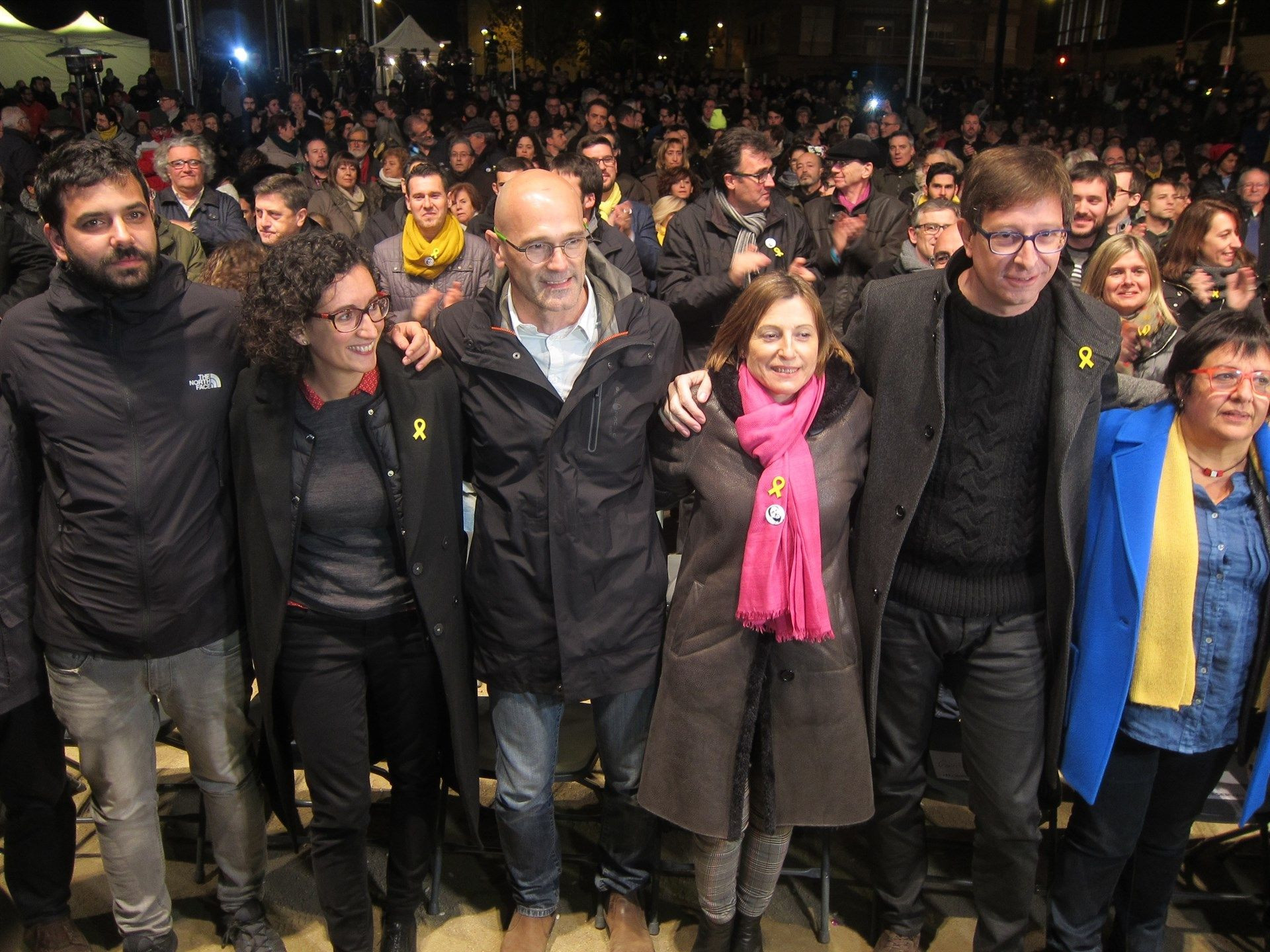 Imagen de grupo en el final del mitin de ERC en Sant Vicenç dels Horts / EUROPA PRESS