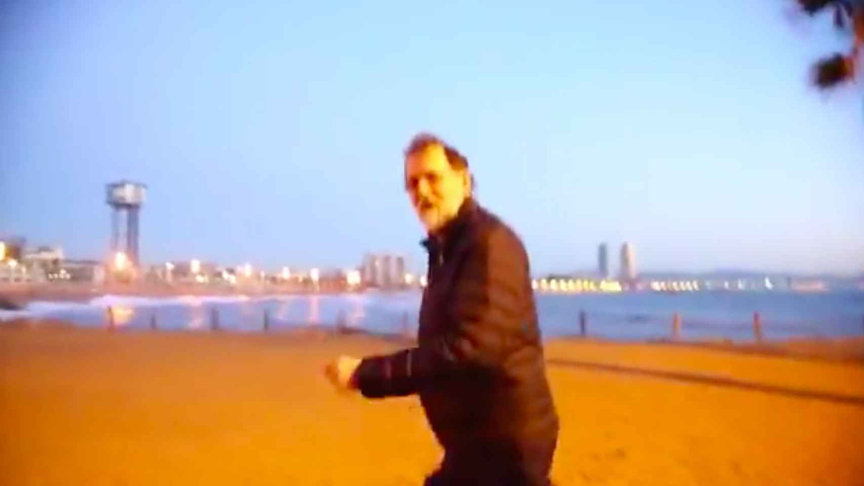 Mariano Rajoy paseando por el puerto de Barcelona / TWITTER