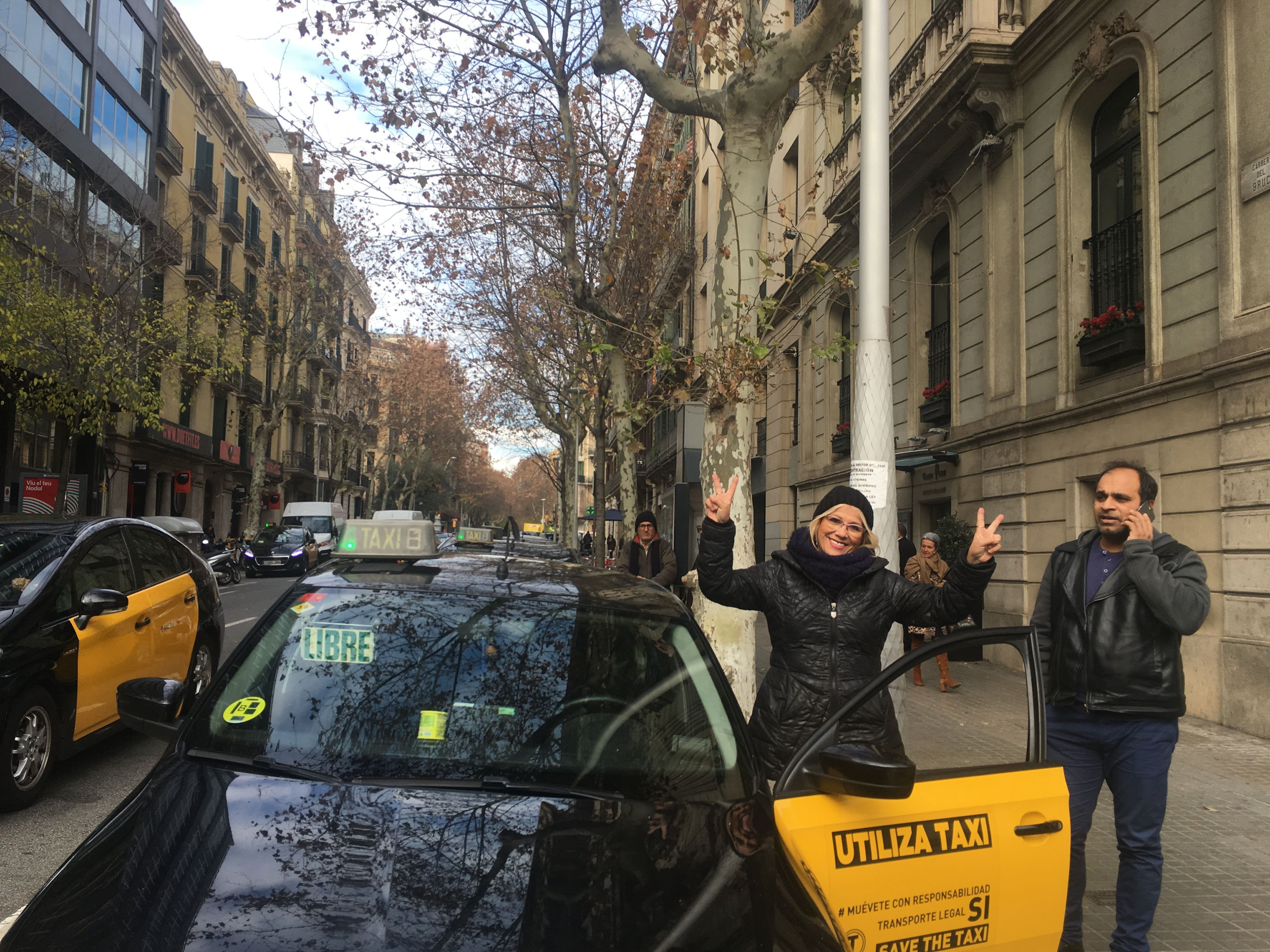 Los taxistas celebrando su victoria contra Uber / PAULA BALDRICH
