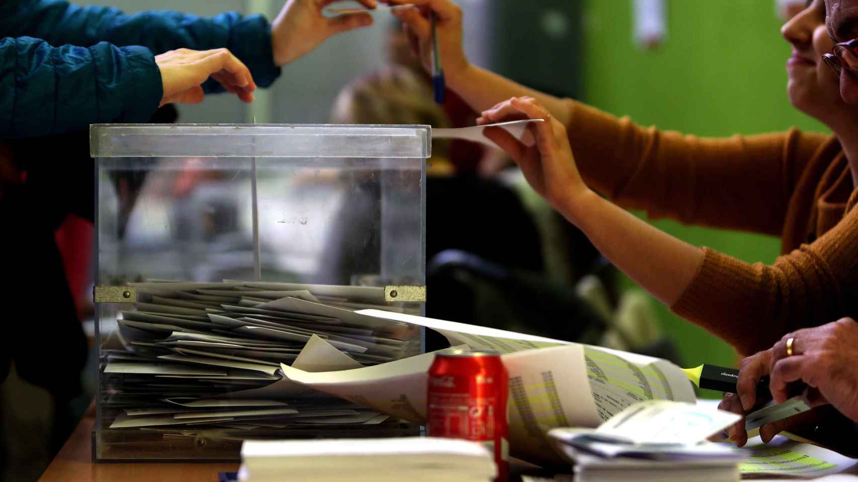 Los catalanes están acudiendo masivamente a las urnas en la jornada electoral del 21-D / EFE