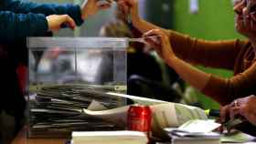 Los catalanes están acudiendo masivamente a las urnas en la jornada electoral del 21-D / EFE