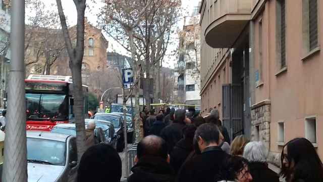 Colas en el colegio Moisès Broggi / JORDI SUBIRANA