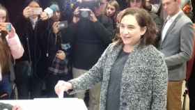 Ada Colau votando este jueves en el centro cívico de La Sedeta / JORDI SUBIRANA