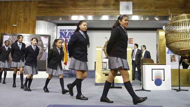 Niños de San Ildefonso entrando en la sala / EFE