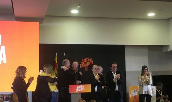 Algunos miembros de JxCat abrazándose en el Hotel Catalonia después del 21D / P.B.