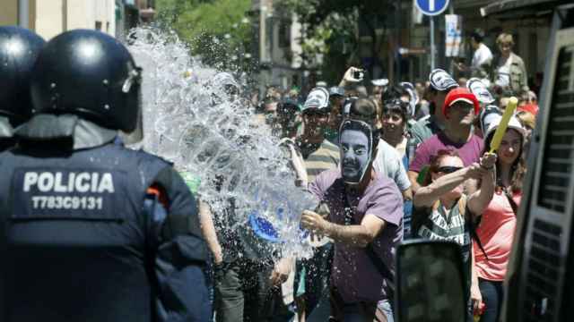 Imagen de archivo de enfrentamientos entre okupas y Mossos d'Esquadra en Gràcia / EFE