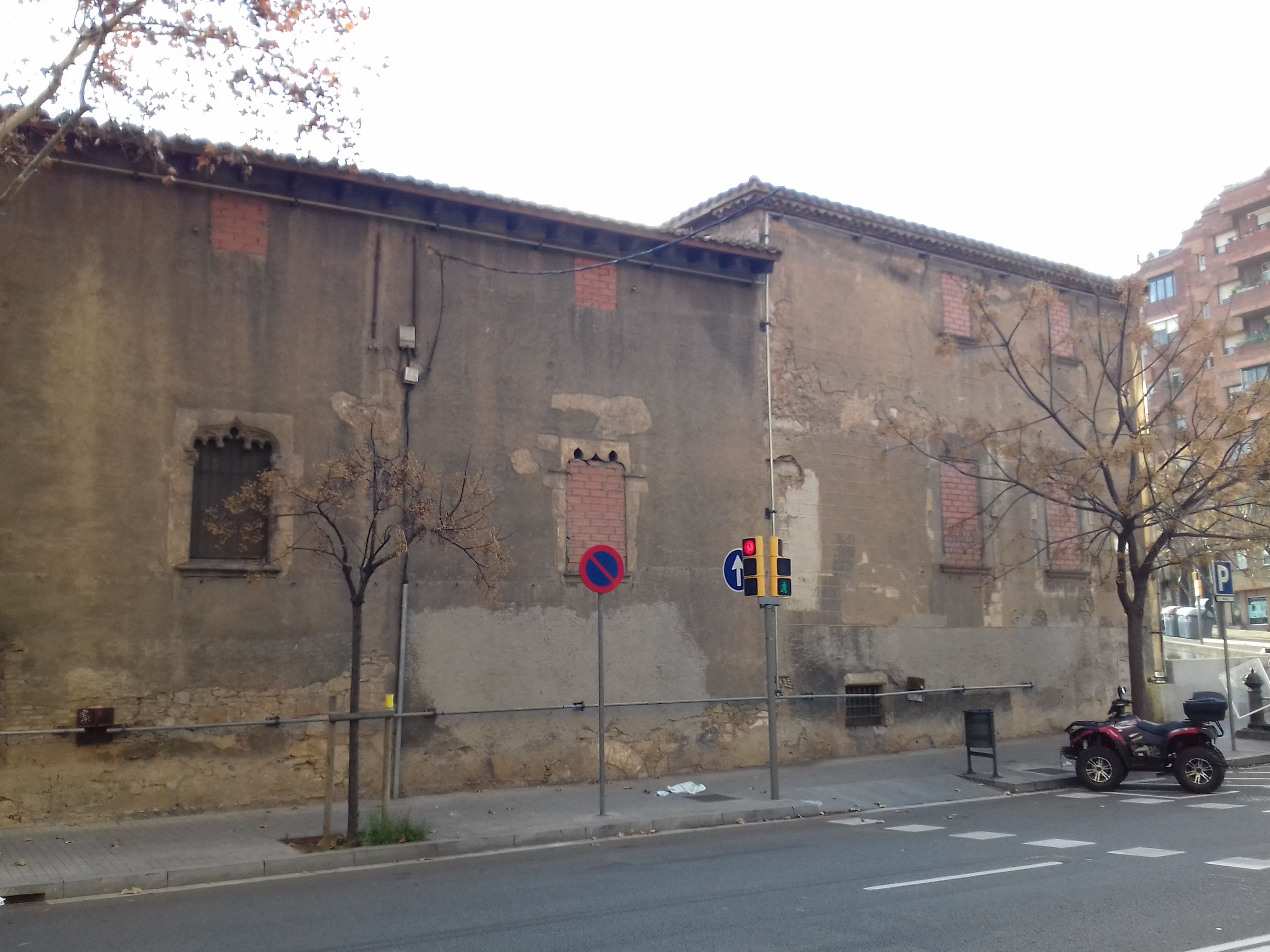 La Torre del fang, vista desde la calle del Clot, con las ventanas tapiadas / JORDI SUBIRANA