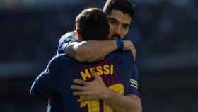 Messi y Suárez celebran un gol del Barça en el Bernabéu / EFE