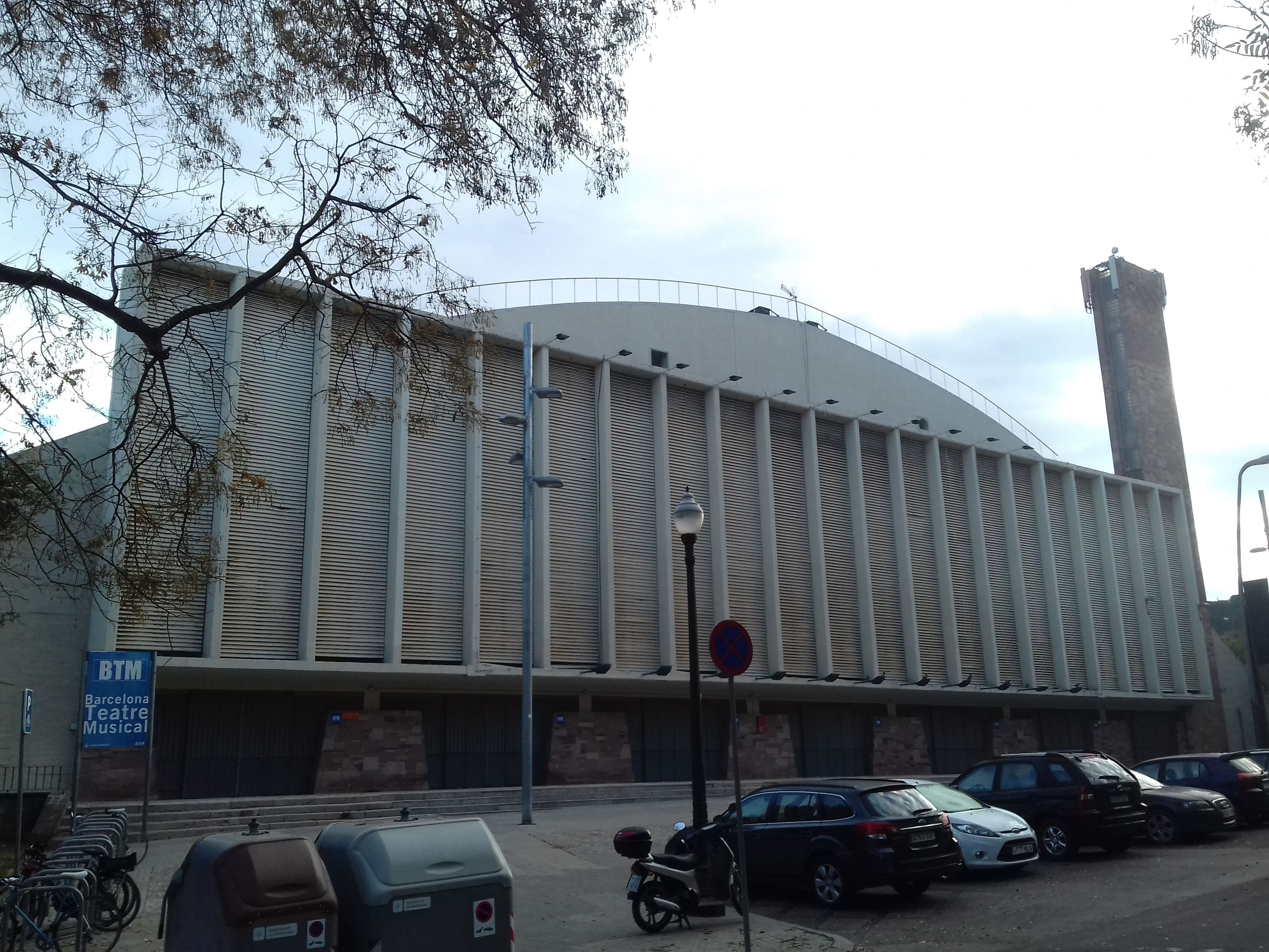 El Palau d'Esports de la calle de Lleida reclamado para usos deportivos / JORDI SUBIRANA