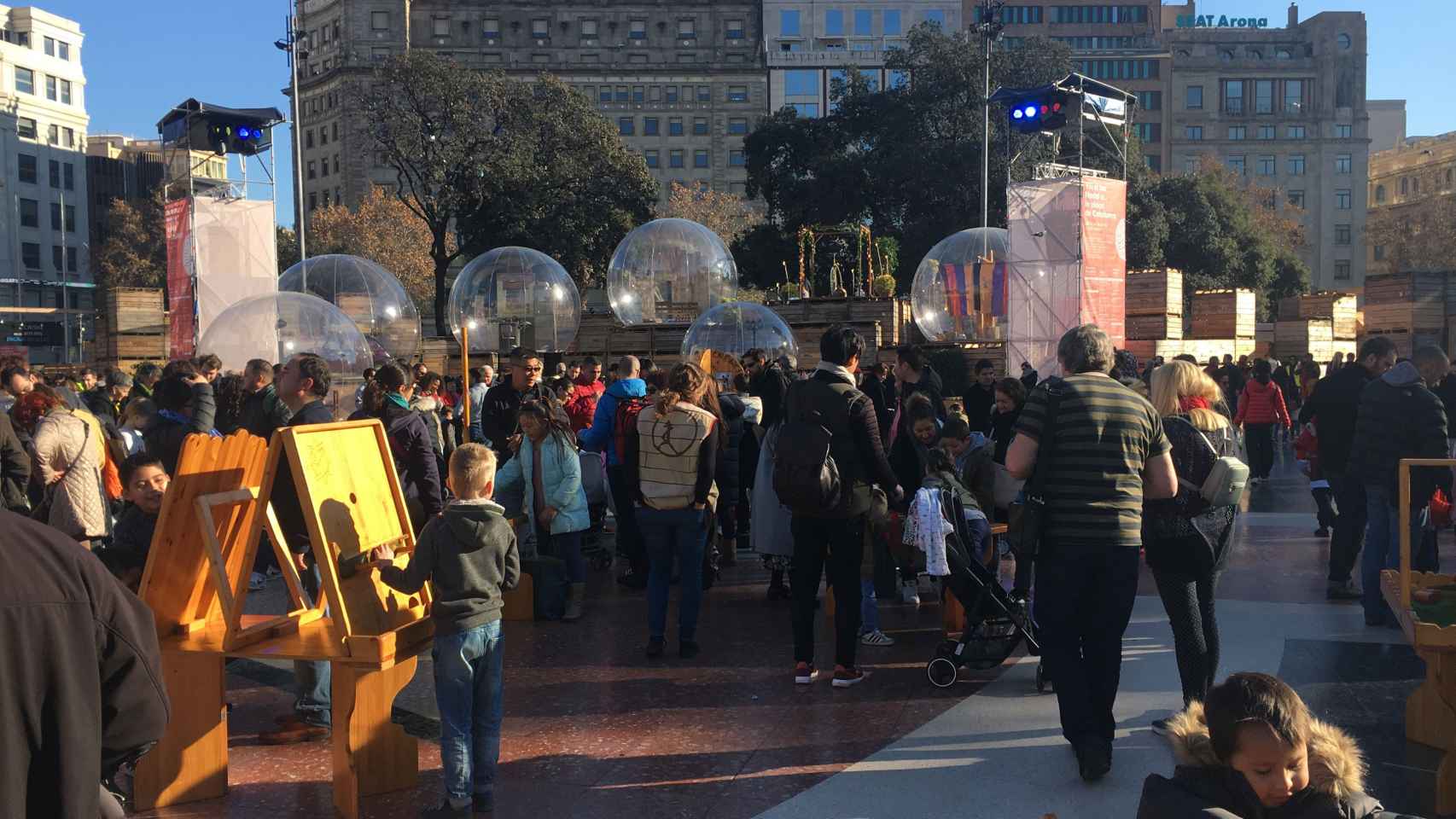 Escenario con bolas de cristal y juegos reciclados en plaza Catalunya / AROA ORTEGA
