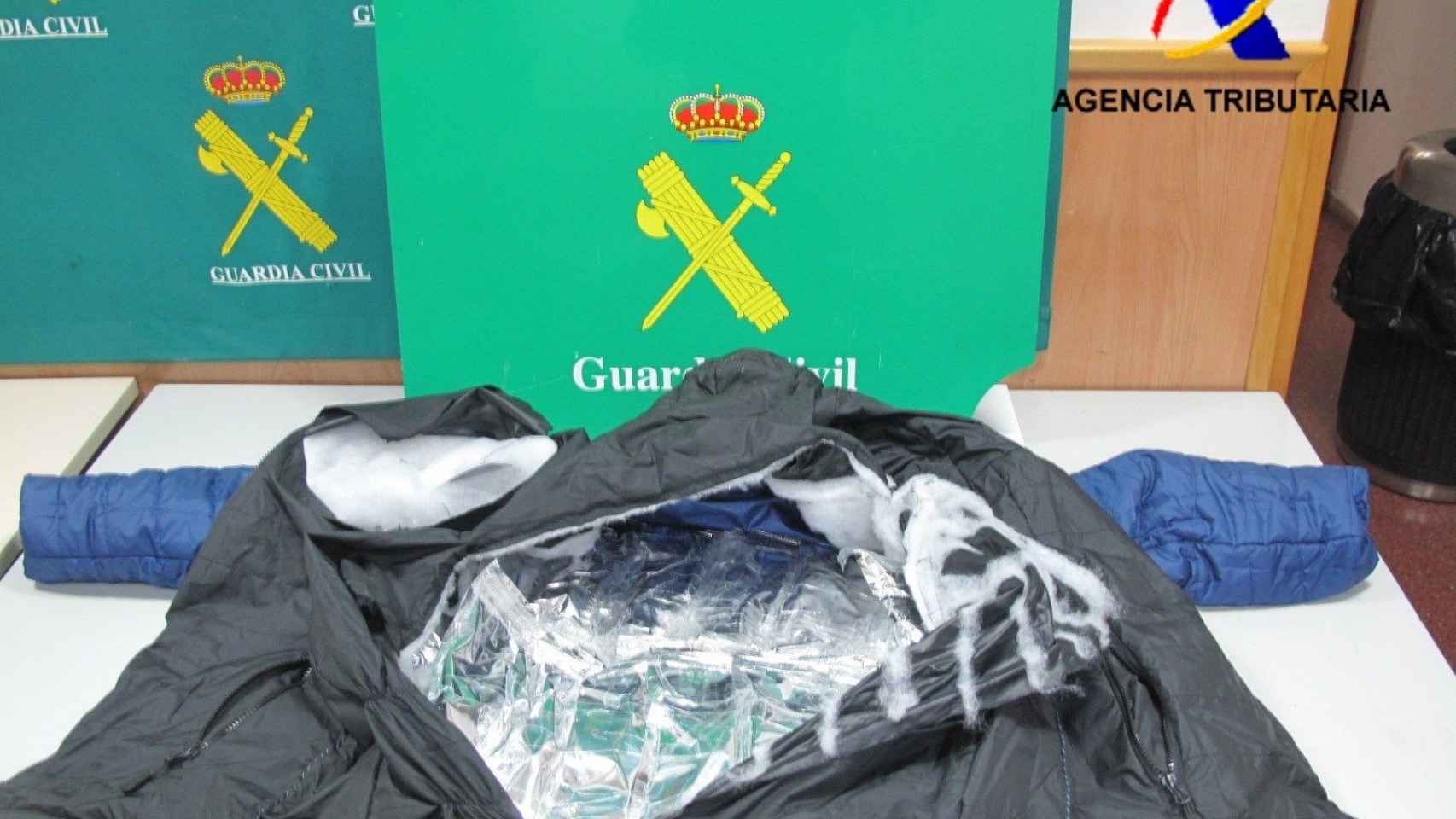Cocaína interceptada por la Guardia Civil en El Prat en los abrigos de las dos hermanas / GUARDIA CIVIL